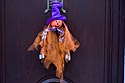 Figurine d'Halloween de gentille sorcière sur porte d'entrée - Rebecq en Belgique - © Norbert Pousseur