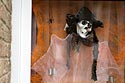 Vitrine au masque mortuaire d'Halloween - Rebecq en Belgique - © Norbert Pousseur