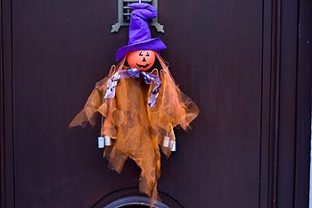 Figurine de gentille sorcière sur porte d'entrée - Rebecq en Belgique - © Norbert Pousseur