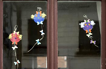 Figurines sur fenêtre d'école - Rebecq en Belgique - © Norbert Pousseur