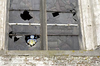 Ancienne chapelle aux vitraux brisés - Rebecq en Belgique - © Norbert Pousseur