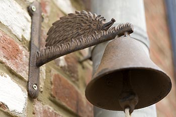 Sonnaille de porte d'entrée au hérisson - Rebecq en Belgique - © Norbert Pousseur