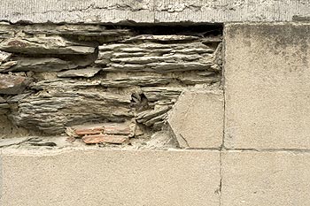 Parement délité de fausses pierres - Rebecq en Belgique - © Norbert Pousseur
