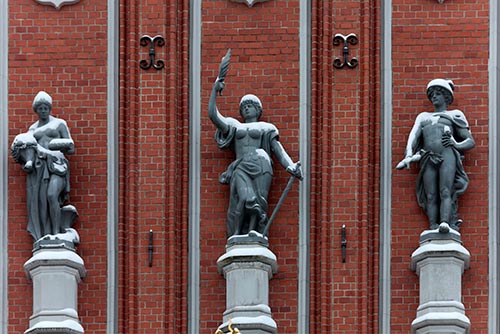 Statues de la maison des Têtes noires- Riga - © Norbert Pousseur
