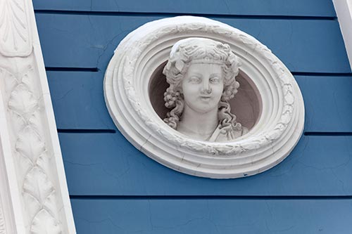 Médaillon gauche à la pompadour - Riga - © Norbert Pousseur Médaillon gauche à la pompadour - Riga - © Norbert Pousseur