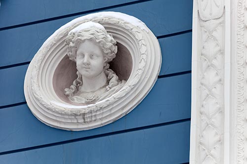 Médaillon droit à la pompadour - Riga - © Norbert Pousseur Médaillon droit à la pompadour - Riga - © Norbert Pousseur