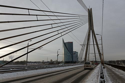 La flèche à deux jambes du pont Vanšu - Riga - © Norbert Pousseur