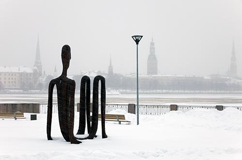 Assis devant Riga sous la neige - © Norbert Pousseur