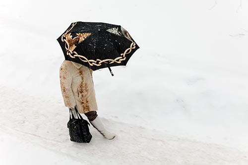 Marche dans la neige avec parapluie - Riga - © Norbert Pousseur