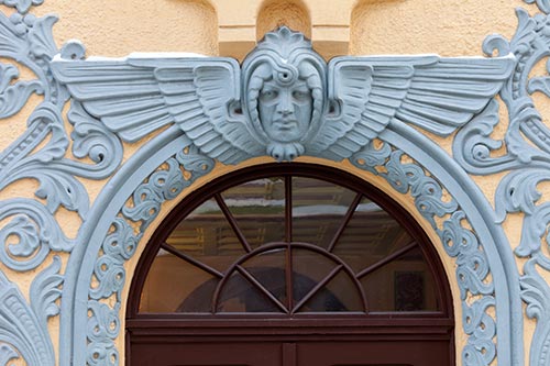 Décor stylisé de porche - Riga - © Norbert Pousseur Décor stylisé de porche - Riga - © Norbert Pousseur
