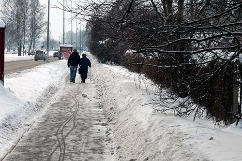 Piétons le long d'une route - Riga - © Norbert Pousseur