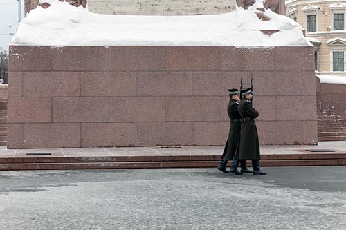Ronde militaire devant le monument de la liberté - Riga - © Norbert Pousseur