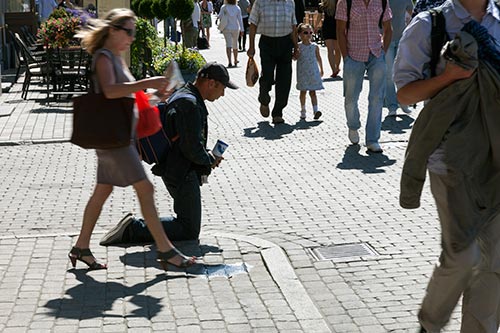 Mendiant dans la rue - Riga - © Norbert Pousseur