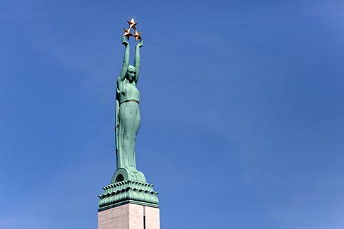 La statue Milda et ses 3 étoiles - Riga - © Norbert Pousseur