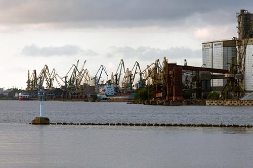 Les grues du port - Riga - © Norbert Pousseur