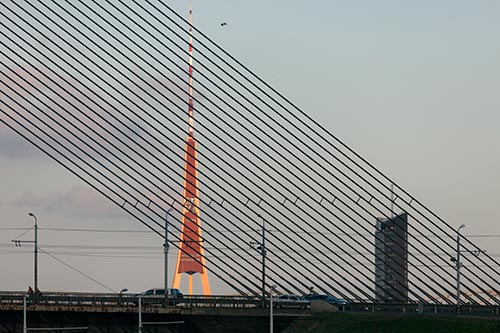 Haubans du pont et tour de télécommunications - Riga - © Norbert Pousseur