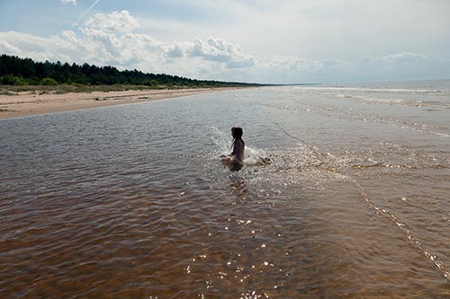 Baignade sur plage lettone - Riga - © Norbert Pousseur