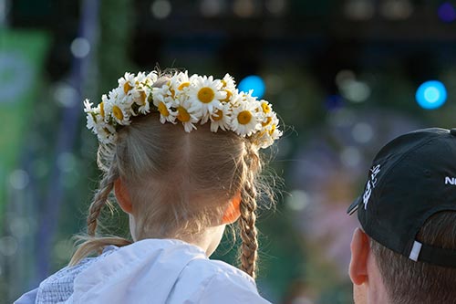 Fillette avec couronne de fleurs  - Riga - © Norbert Pousseur