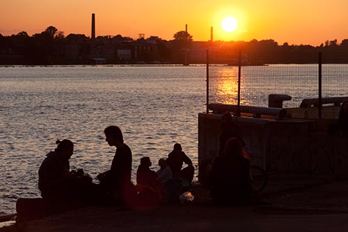 Groupes au soleil couchant - Riga - © Norbert Pousseur