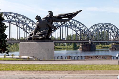 Statue des luttes de 1905, devant le pont du chemin de fer - Riga - © Norbert Pousseur