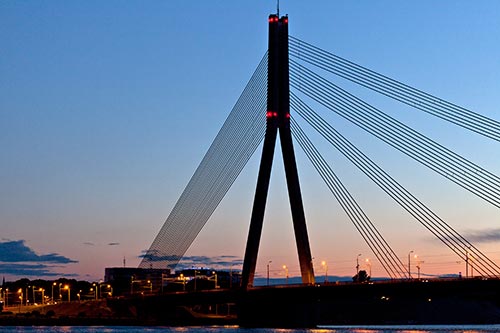 Le pont Vanšu à la nuit tombante - Riga - © Norbert Pousseur