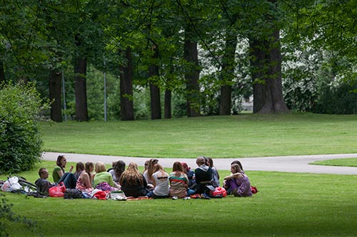 Groupe secolaire dans un parc - Riga - © Norbert Pousseur
