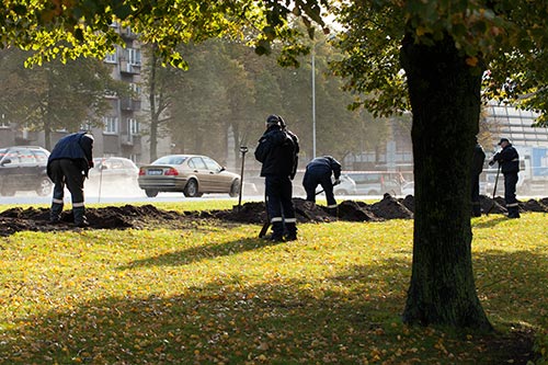 ouvriers au bord de la route - Riga - © Norbert Pousseur