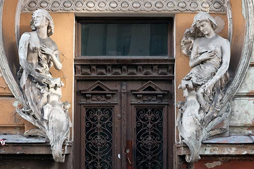 Deux sculptures féminines à restaurer - Riga - © Norbert Pousseur