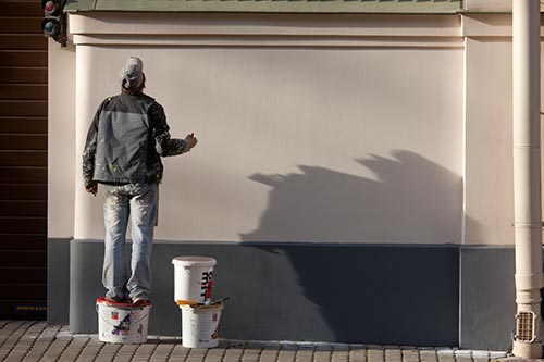 Peintre sur pot de peinture - Riga - © Norbert Pousseur