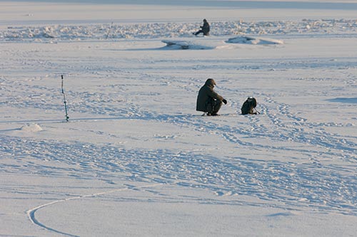 Pêcheurs accroupis en attente - Riga - © Norbert Pousseur