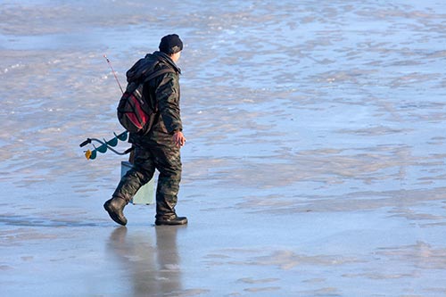 Pêcheur marchant sur la glace - Riga - © Norbert Pousseur