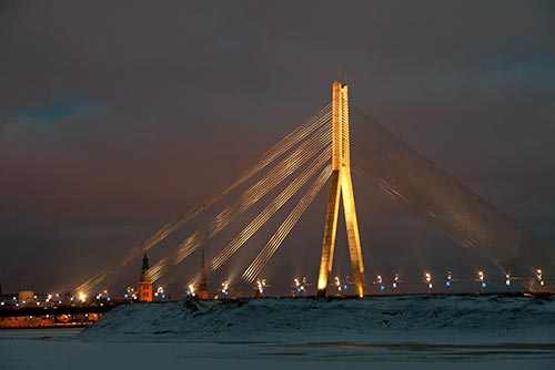 Le pont Vanšu  illuminé la nuit - Riga - © Norbert Pousseur