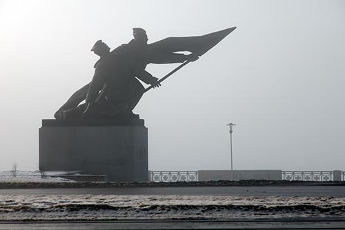 Statue des luttes de 1905, dans la brume - Riga - © Norbert Pousseur