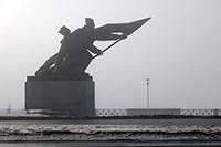 Statue des luttes de 1905, dans la brume - Riga - © Norbert Pousseur