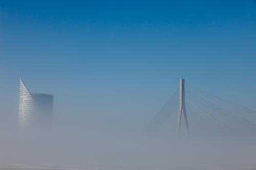 Le pont Vanšu au dessus de la brume - Riga - © Norbert Pousseur