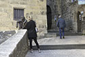 Touriste devant le Badaud de Gérad Auliac - Sarlat - © Norbert Pousseur