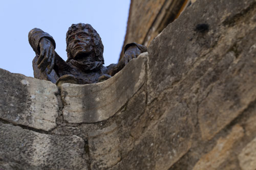 Le Badaud de Gérard Auliac au sommet de son muret - Sarlat - © Norbert Pousseur