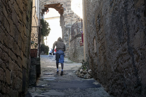 Grimper dans la ruelle - Sarlat - © Norbert Pousseur