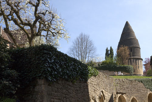 La Lanterne des morts et les jardins du séminaire  - Sarlat - © Norbert Pousseur