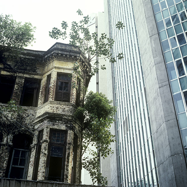 Overgrown building in Singapore - © Norbert Pousseur Overgrown building in Singapore - © Norbert Pousseur