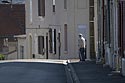 Hésitant au croisement d'une rue - St-Quentin - © Norbert Pousseur