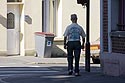 Promeneur en coin de rue - St-Quentin - © Norbert Pousseur