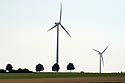 Deux éoliennes dans les champs - St-Quentin - © Norbert Pousseur