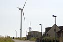 Eoliennes aux abords d'un village - St-Quentin - © Norbert Pousseur