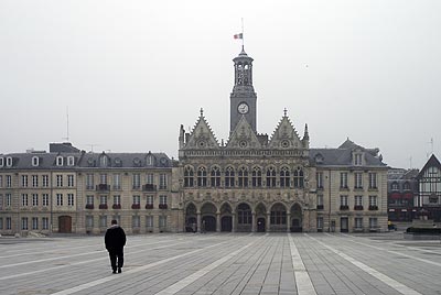 L'hôtel de ville et sa place - St Quentin dans l'Aisne - © Norbert Pousseur