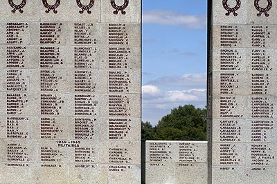 Limite gauche du monument aux morts - St Quentin dans l'Aisne - © Norbert Pousseur
