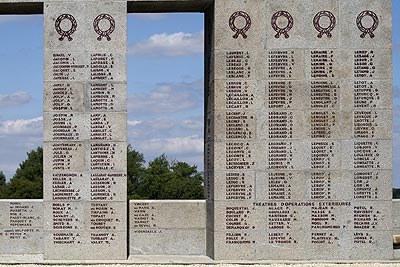 Fin de liste des noms du monument aux morts - St Quentin dans l'Aisne - © Norbert Pousseur