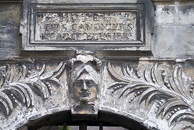 Frontispice de l'hôtel des canoniers - St Quentin dans l'Aisne - © Norbert Pousseur