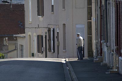 Hésitant au croisement d'une rue - St Quentin dans l'Aisne - © Norbert Pousseur