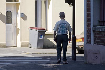 Promeneur en coin de rue - St Quentin dans l'Aisne - © Norbert Pousseur